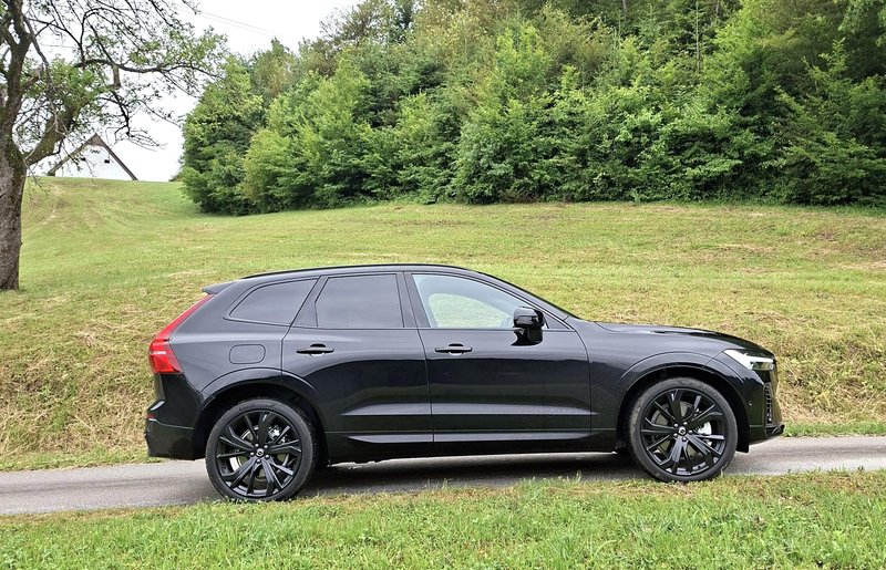 Test: Volvo XC60 T8 Twin engine Black Edition -  Dvojno srce precej kratke sape