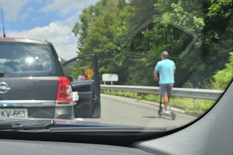 Človeška neumnost ne pozna meja - poglejte, kaj so si v zastoju privoščili nekateri vozniki (foto: Facebook/Ustvarimo Reševalni pas na avtocestah/Maja Terpin)
