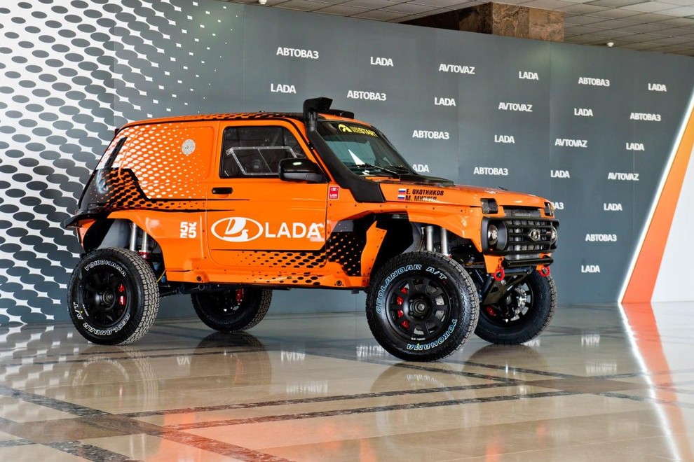 Legendarna (in očitno neuničljiva) Lada Niva ima v sebi divjo konjenico
