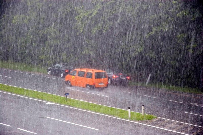 To so stvari, ki jih je potrebno nujno vedeti in upoštevati, če vas ujame poletna, vročinska nevihta