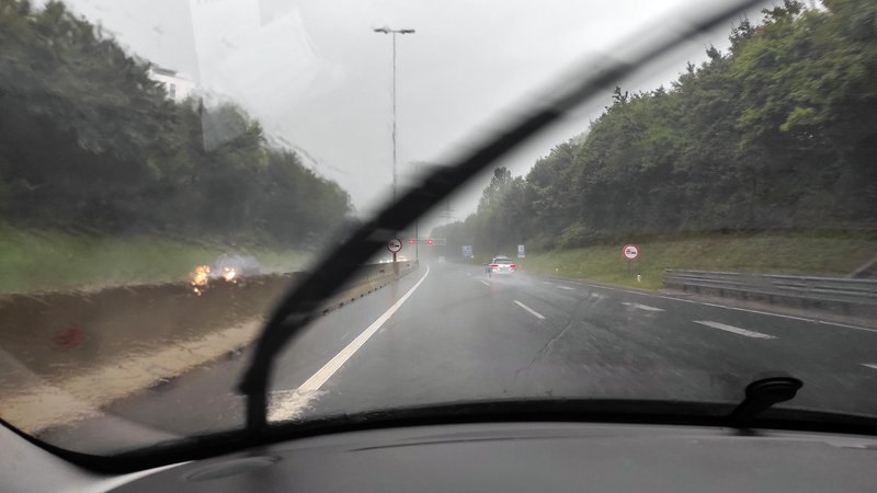 To so stvari, ki jih je potrebno nujno vedeti in upoštevati, če vas ujame poletna, vročinska nevihta