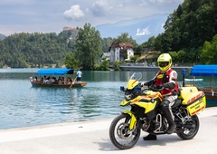 Zdravstveni dom Bled s pomembno, dvokolesno "okrepitvijo" - z novim BMW-jevim motorjem bo premagovanje poletne gneče hitrejše