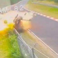 Strahovita nesreča na Nordschleife - Porsche in BMW v plamenih, internet pa se ne more odločiti, kdo je kriv. Kaj menite vi? (VIDEO)