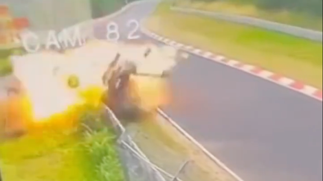 Strahovita nesreča na Nordschleife - Porsche in BMW v plamenih, internet pa se ne more odločiti, kdo je kriv. Kaj menite vi? (VIDEO)