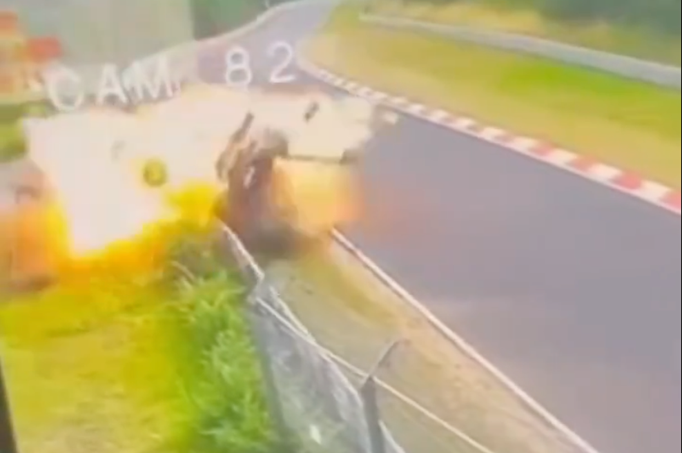 Strahovita nesreča na Nordschleife - Porsche in BMW v plamenih, internet pa se ne more odločiti, kdo je kriv. Kaj menite vi? (VIDEO) (foto: Omrežje X/Zajem zaslona)
