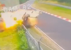 Strahovita nesreča na Nordschleife - Porsche in BMW v plamenih, internet pa se ne more odločiti, kdo je kriv. Kaj menite vi? (VIDEO)
