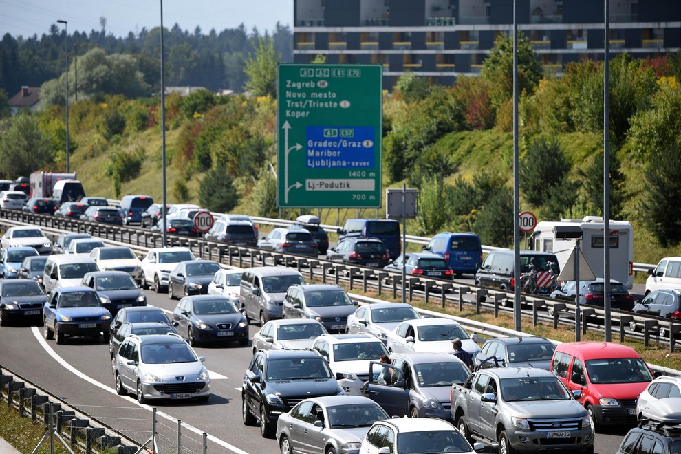 Začenja se prometni rokenrol: pozor, če odhajate na pot, tem odsekom se velja izogniti za vsako ceno
