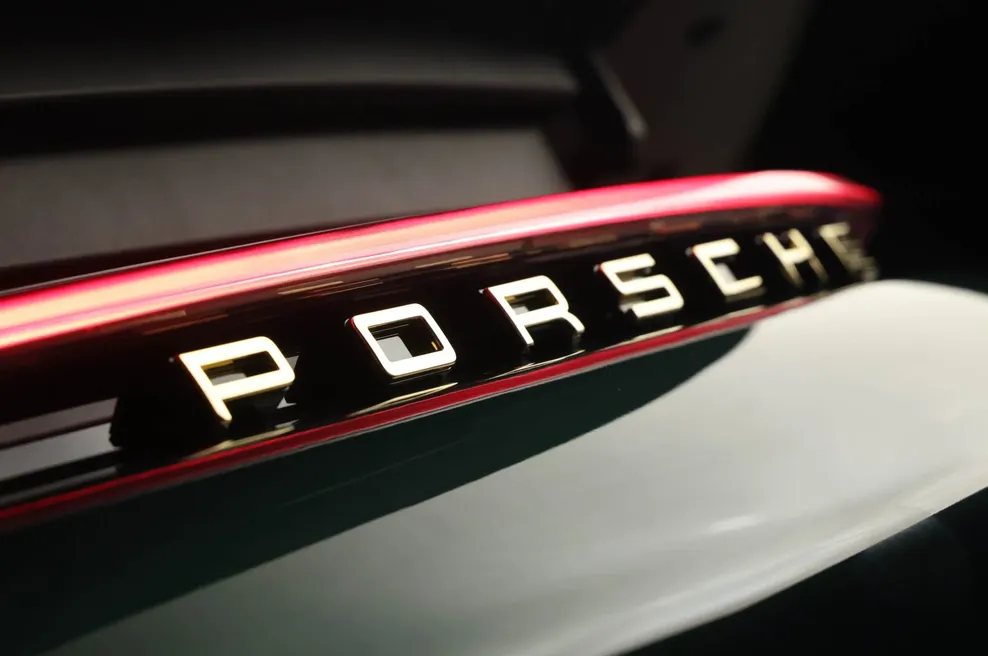 Porsche ne bo več proizvajal lastnih baterij. Toliko ljudi bo zaradi tega izgubilo službo (foto: Bring a Trailer)