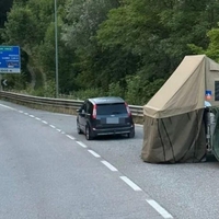 Le kaj se je podilo po glavi vozniku, ki je šotor postavil kar na ... avtocesti? (FOTO)