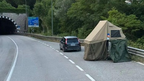 Le kaj se je podilo po glavi vozniku, ki je šotor postavil kar na ... avtocesti? (FOTO)