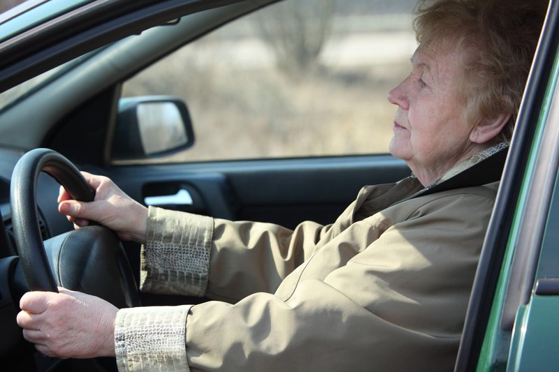 Če vas boli vrat, raje ne za volan, svetujejo strokovnjaki