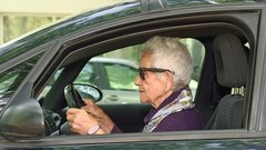 Če vas boli vrat, raje ne za volan, svetujejo strokovnjaki