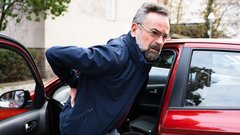 Če vas boli vrat, raje ne za volan, svetujejo strokovnjaki
