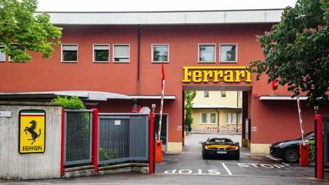 Je to sploh mogoče?! Ferrari si je v tovarno pripeljal kitajskega superšportnika, kaj bodo z njim, pa lahko samo ugibamo (FOTO)