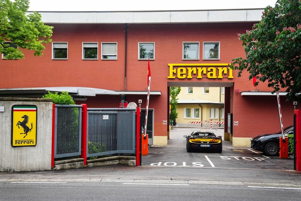 Je to sploh mogoče?! Ferrari si je v tovarno pripeljal kitajskega superšportnika, kaj bodo z njim, pa lahko samo ugibamo (FOTO)