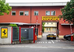 Je to sploh mogoče?! Ferrari si je v tovarno pripeljal kitajskega superšportnika, kaj bodo z njim, pa lahko samo ugibamo (FOTO)