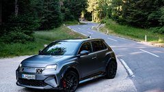 Motor žene prednjo os, prihaja iz Scenica in zmore 160 kW. Iz baterije s 52 kilovatnimi urami iztisne za kakšnih 320 - 330 kilometrov dosega (sicer tovarna navaja 377).