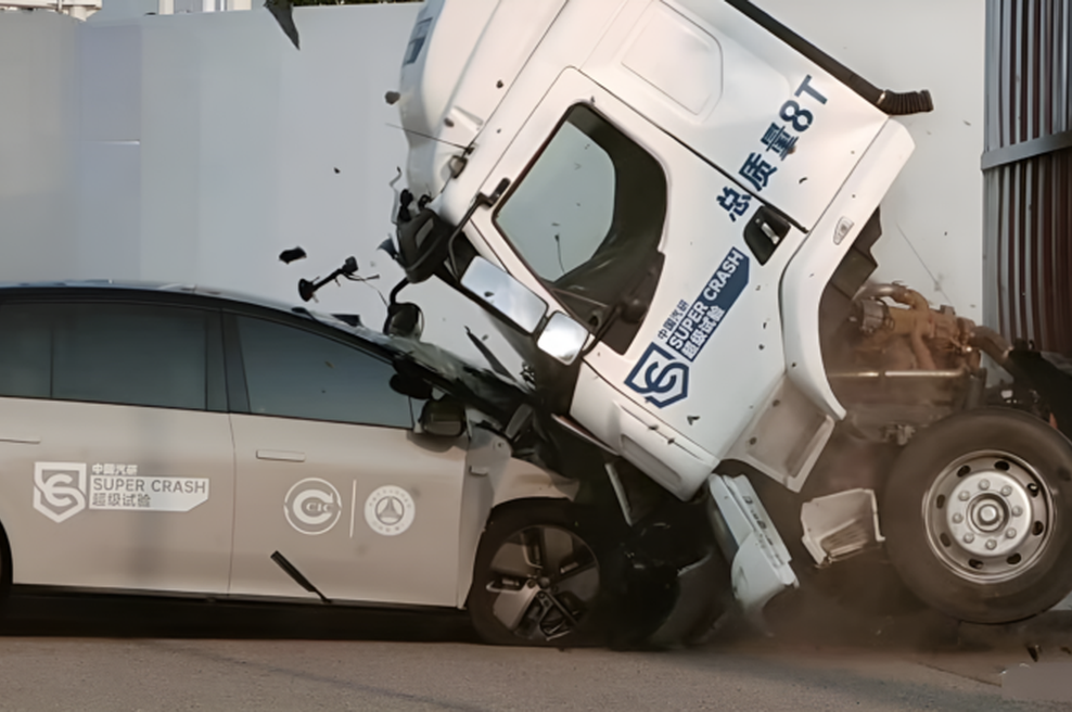 Kitajski proizvajalec s preizkusnim trkom šokiral javnost. Poglejte, kako jo je odnesel tovornjak, ki se je pripeljal nasproti (VIDEO) (foto: Li Auto)