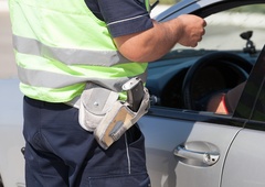 Ste opazili, da se policist vedno dotakne avtomobila, ko vas ustavi? Za to obstaja poseben razlog, ki ga poznajo le redki
