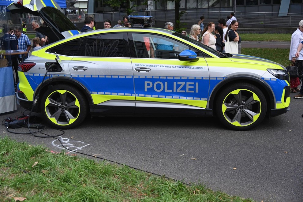 Policija in električni avtomobili - to je realnost, tudi pri nas