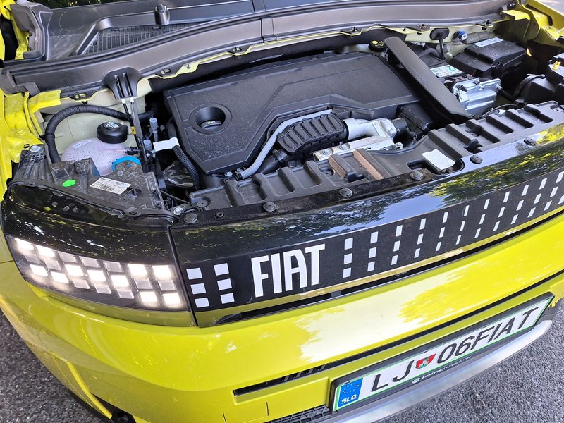 Test: Fiat Grande Panda 1.2 Hybrid - Italijanski retro šarm, ki obožuje oglatost