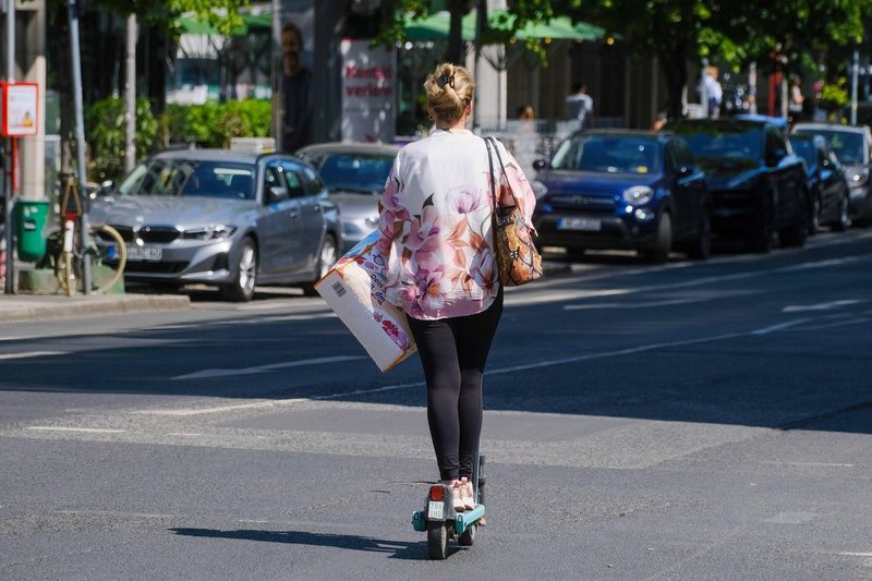 Vožnja z električnimi skiroji bo ponoči strogo prepovedana