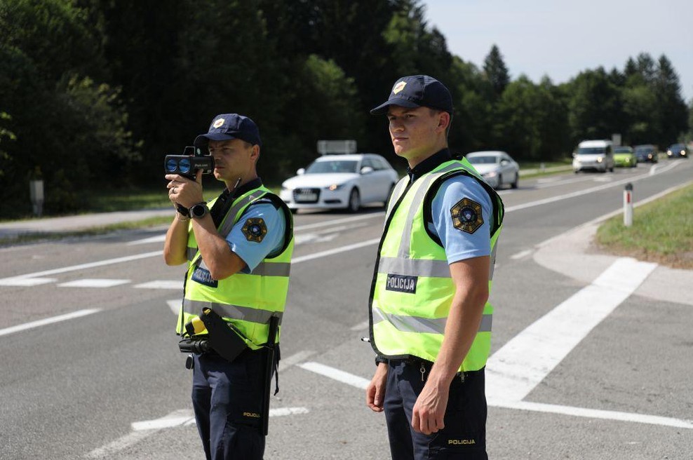 Radarji so se skoraj pregreli, največ prehitrih v naseljih (foto: policija)