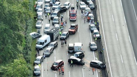 V naši bližini trčilo 33 vozil - to so posledice hude prometne nesreče (FOTO)