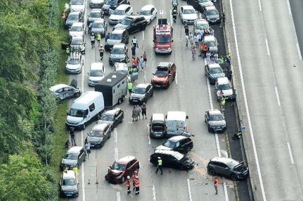 V naši bližini trčilo 33 vozil - to so posledice hude prometne nesreče (FOTO) (foto: X/HaberVirgul)