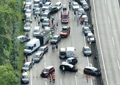 V naši bližini trčilo 33 vozil - to so posledice hude prometne nesreče (FOTO)