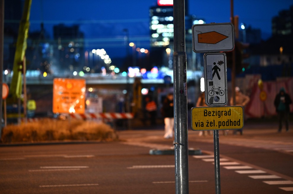 Promet na najpomembnejši ljubljanski cesti bo do konca naslednjega meseca močno oviran. To je razlog (foto: Žiga Živulović/BoBo)