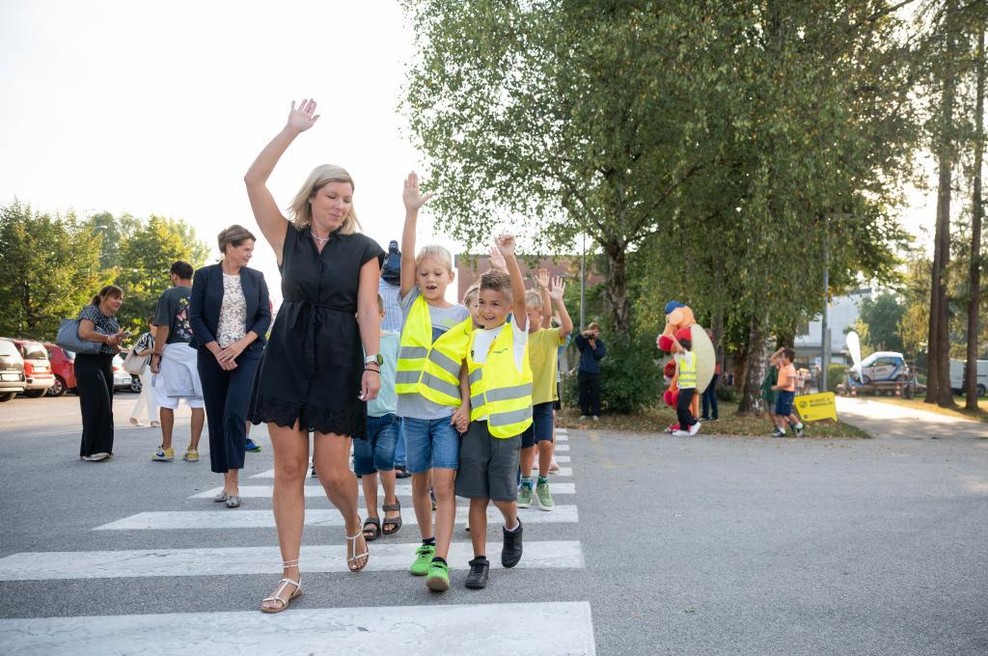 Šole so znova polne, posledično pa je na cestah veliko otrok. Pristojni zato opozarjajo ... (foto: AVP)