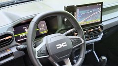 Večfunkcijski volanski obroč uporablja znano Renaultovo logiko. S čimer ni nič narobe - vključno s 'satelitom' po dvolanom za nadzor multivedie oziroma hi-fi sistema.