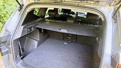 Prostornost - za 510 litrov je prostora v prtlajžniku, če se odločite za rezervno kolo. Pogon 4x4 pač zahteva svoje in odščipne 114 litrov.