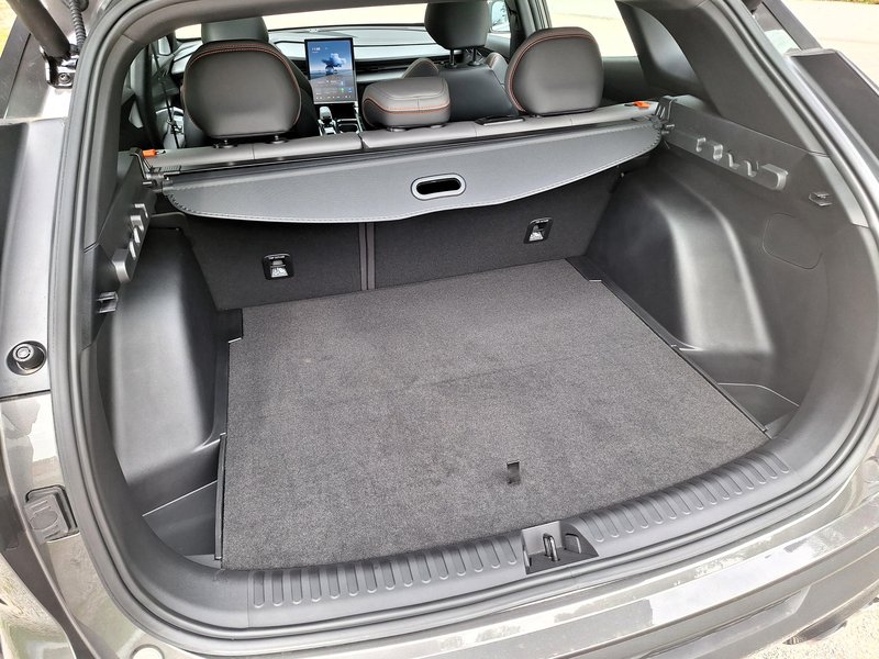 NOVO V SLOVENIJI: Geely Cityray – Zasijal je še tretji žarek