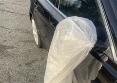 Vozniki vse pogosteje prekrivajo vzvratna ogledala s plastično vrečko: za tem se skriva dober razlog
