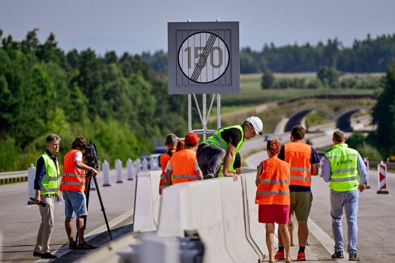 Prve kritike in varnostna vprašanja avtoceste z omejitvijo 150 kilometrov na uro