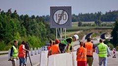 Prve kritike in varnostna vprašanja avtoceste z omejitvijo 150 kilometrov na uro