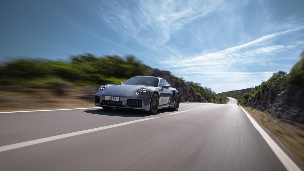 Porsche 911 (katerakoli generacija) – legenda, ki traja Moptor zadaj, brezkompromisna natančnost in brezčasna eleganca. Vsaka generacija 911-ke te nauči, …
