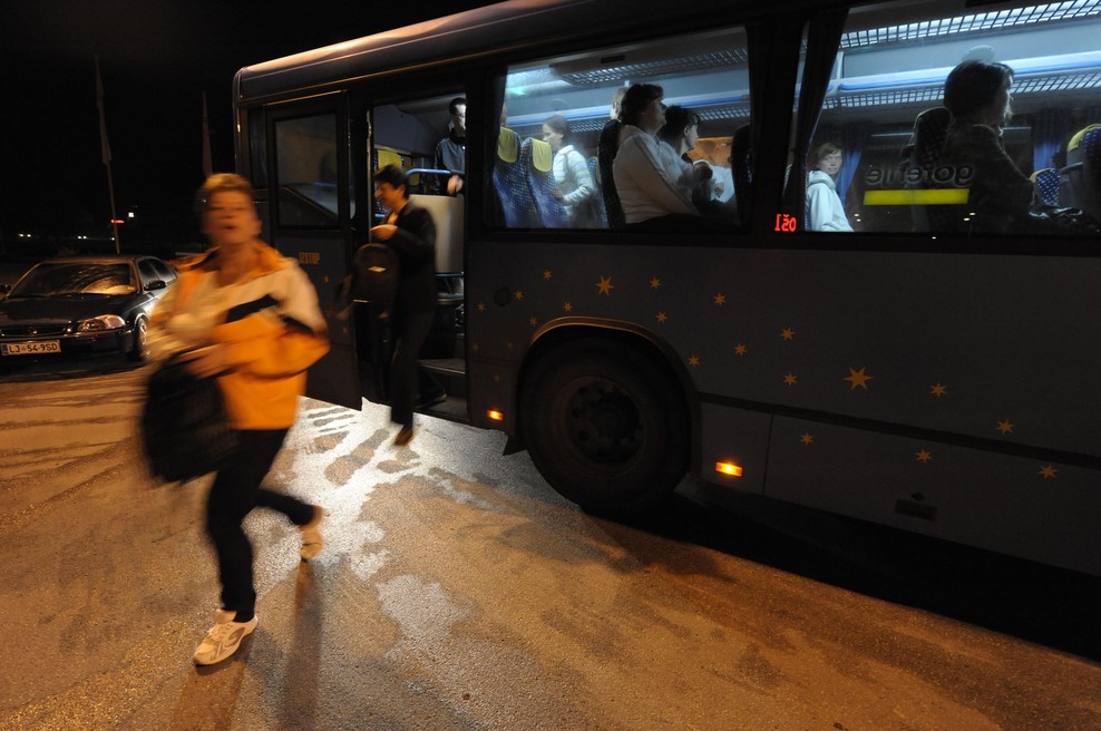 Vozil je avtobus poln otrok, ko so ga policisti ustavili pa so mu lahko samo še odvzeli dovoljenje. To je bil razlog (foto: Srdjan Živulović/BoBo)