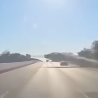 Avtomobil je kot izstrelek poletel preko šestih pasov avtoceste. Kar se je zgodilo z voznikom je presenetilo vse (VIDEO)
