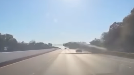Avtomobil je kot izstrelek poletel preko šestih pasov avtoceste. Kar se je zgodilo z voznikom je presenetilo vse (VIDEO)