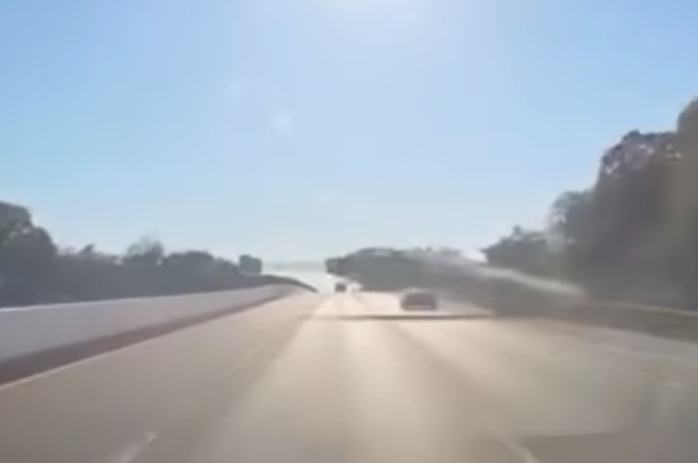 Avtomobil je kot izstrelek poletel preko šestih pasov avtoceste. Kar se je zgodilo z voznikom je presenetilo vse (VIDEO) (foto: YouTube/Zajem zaslona)