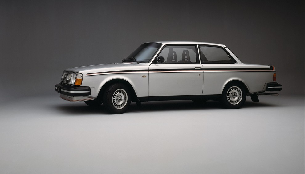 4. Volvo serije 200 (244/245) Volvo 240 je bil sinonim varnosti in vzdržljivosti v 70. in 80. letih. Poznan je …