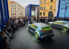 Velikan stavi na umetno inteligenco - znesek, ki ga bodo investirali pa šokanten