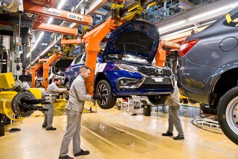 Ruski Avtovaz spet v  težavah, rešujejo jih s krajšim delovnim tednom