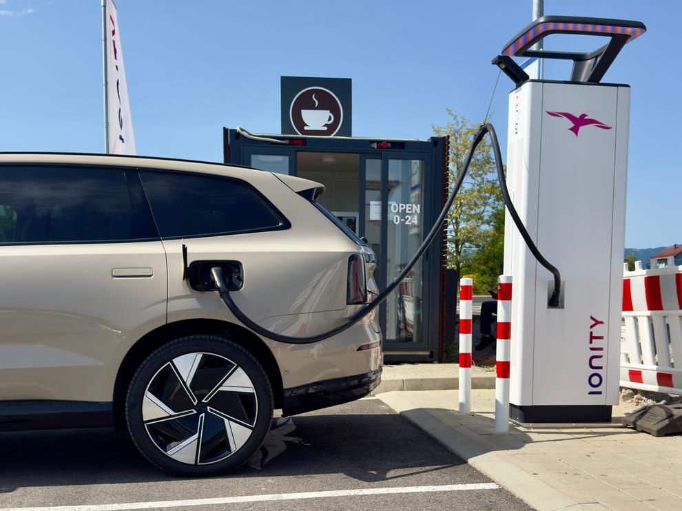 Potovanje zahteva več načrtovanja Če nimaš domače polnilnice, postane vsakodnevna uporaba precej manj udobna. Polnjenje na javnih polnilnicah je lahko …