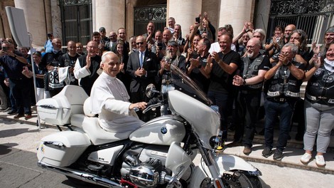 BMW R 18 je postal nebeški stroj – s papeževim avtogramom in vatikanskim grbom