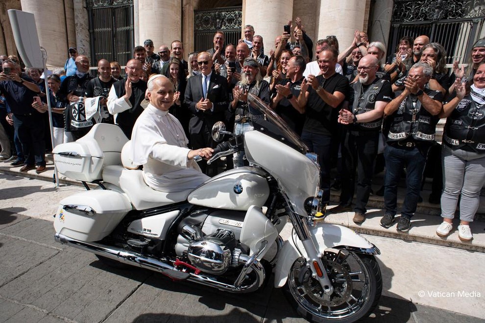BMW R 18 je postal nebeški stroj – s papeževim avtogramom in vatikanskim grbom
