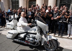 BMW R 18 je postal nebeški stroj – s papeževim avtogramom in vatikanskim grbom